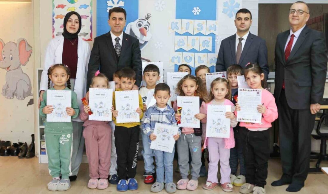 Bilecik’in Osmaneli ilçesinde düzenlenen karne dağıtım töreninde Vali Şefik Aygöl,