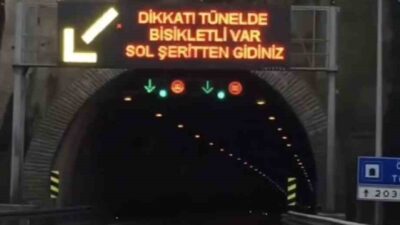 Rus turist, Ordu'da bisikletli dostu olduğunu gösteren tabela ile mutluluğunu