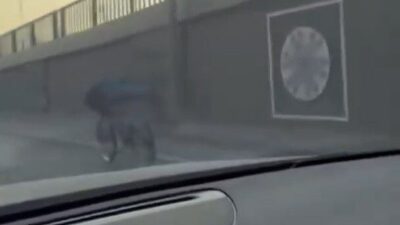 Gaziantep'te bir kişinin bisiklet üzerinde yatarak seyir etmesi ve trafiği