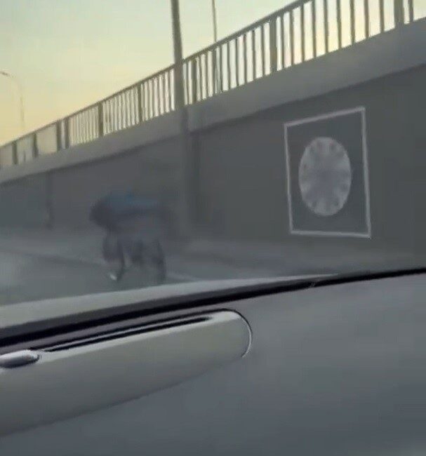 Gaziantep'te bir kişinin bisiklet üzerinde yatarak seyir etmesi ve trafiği