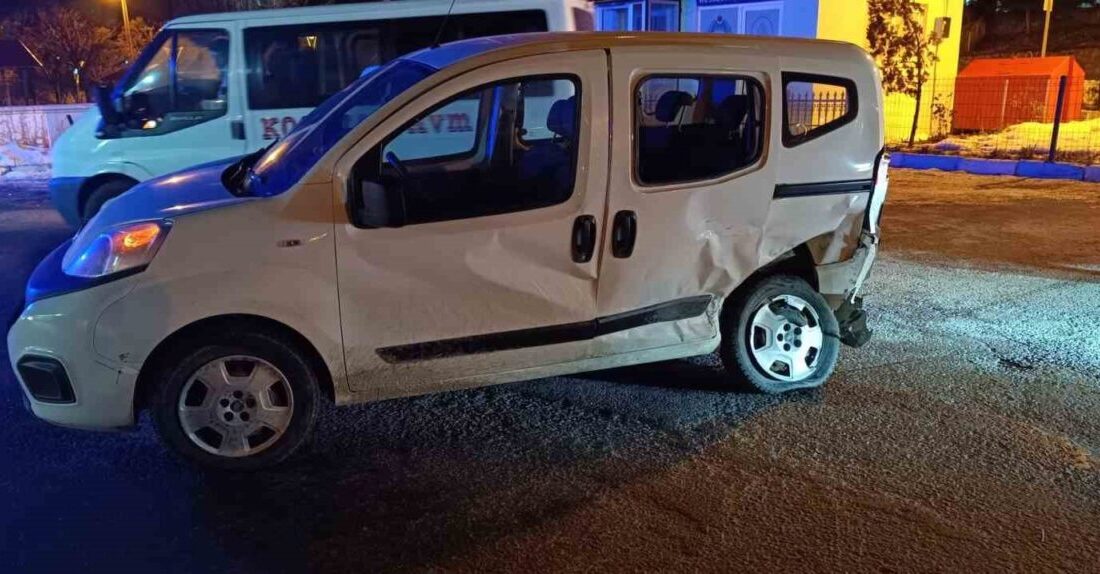 Bitlis'te Vali Konağı önünde meydana gelen zincirleme trafik kazasında 1'i