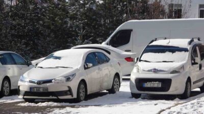 Bitlis'te 42 köy yolu kar nedeniyle kapanırken, kar kalınlığı kent