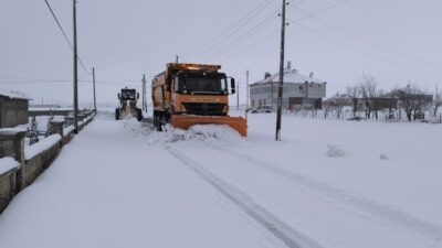 Bitlis'te kar nedeniyle kapanan 42 köy yolundan 28'i açıldı. İl