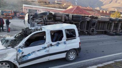 Bitlis'te meydana gelen kazada sürücüsünün direksiyon hakimiyetini kaybettiği tır devrildi.