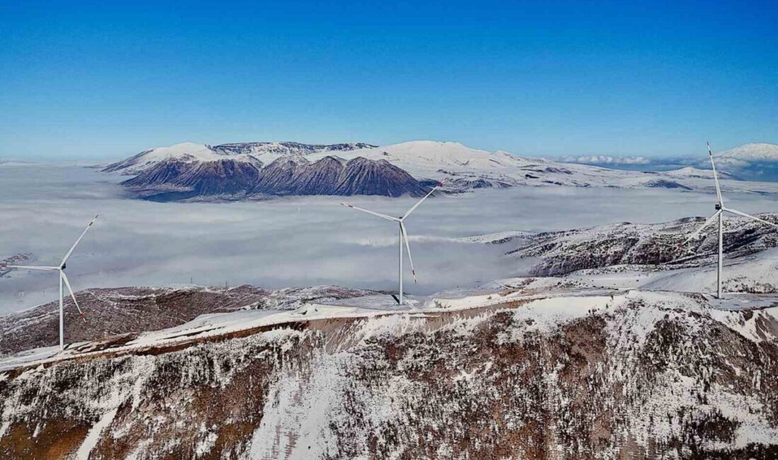 Bitlis'teki yüksek rakımlı dağlarda bulunan ve sis altında görünen rüzgar