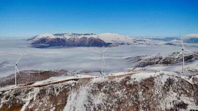 Bitlis'teki yüksek rakımlı dağlarda bulunan ve sis altında görünen rüzgar