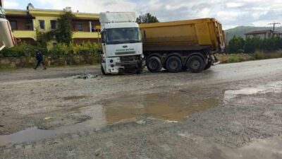 Bodrum'da kamyonun karşı şeride geçerek 2 otomobile çarptığı trafik kazasında