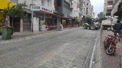 Aydın Büyükşehir Belediyesi, Efeler ilçesinde Cumhuriyet Caddesi'nde asfaltlama ve yol