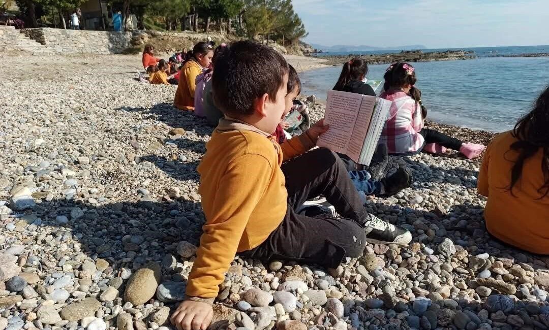 Bozyazı’da öğrenciler sahilde kitap okudu Bozyazı ilçesinde 'Kültürün İzinde