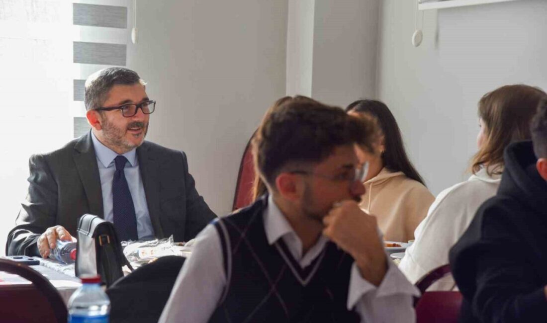 BŞEÜ Rektör Kaplancıklı, MYO öğrencileri ile bir arada BŞEÜ Rektörü Prof. Dr.