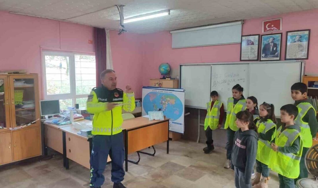 Burdur’da jandarma ekiplerine miniklerden sevgi notları: “Tekrar gelin, sizi çok seviyoruz” Taşyayla Köyü İlkokulu’nda Jandarma