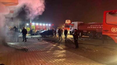 Bursa İnegöl'de bir marketin deposunda çıkan yangın, hızla büyümeden itfaiye