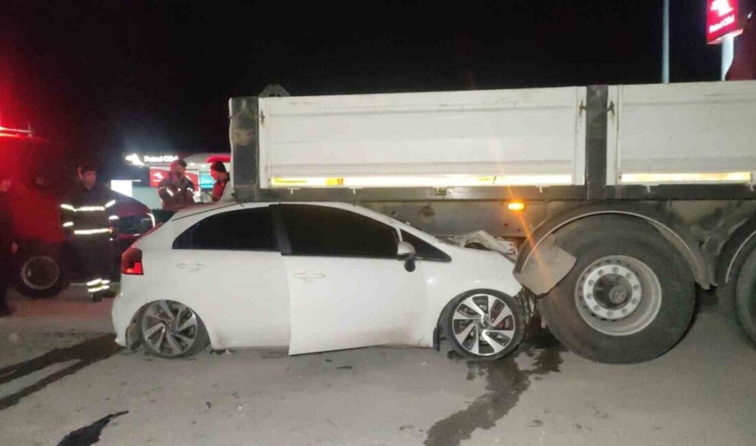 Bursa'nın Orhangazi ilçesinde otomobilin tıra çarpması sonucu meydana gelen trafik