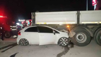 Bursa'nın Orhangazi ilçesinde otomobilin tıra çarpması sonucu meydana gelen trafik