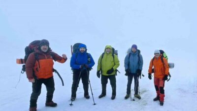 Uludağ'da kar kalınlığı 59 santimetreye ulaşırken, Bursa Alpin Dağcılık ve