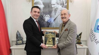 Yılmaz Büyükerşen, Sivrihisar Belediye Başkanı Habil Dökmeci'yi ziyaret ederek başarı