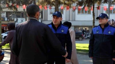 Sakarya Büyükşehir Zabıta ekipleri, şehir merkezinde vatandaşların çöp ve izmarit