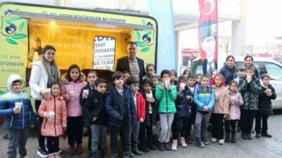 Aydın Büyükşehir Belediyesi'nin Yenipazar'da düzenlediği sıcak çorba ikramı, miniklerin de