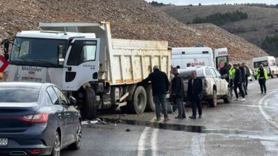 Kırşehir'in Boztepe ilçesinde buzlanma sebebiyle meydana gelen trafik kazasında 4