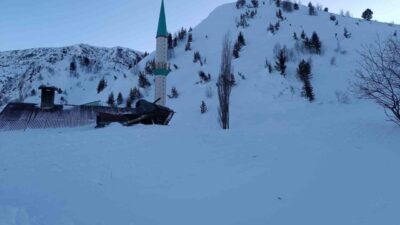 Ardahan'ın Posof ilçesine bağlı Gübnatan köyünde cami lojmanına çığ düştü.