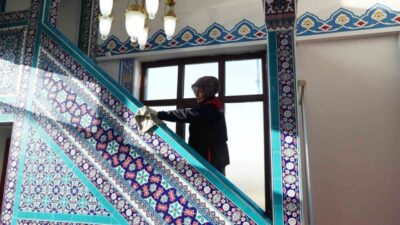 Düzce'deki Şehit Ömer Halisdemir Cami, belediye ekipleri tarafından titizlikle temizlendi.