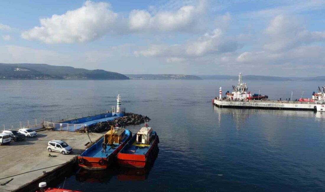 Çanakkale Boğazı, sisin etkisini kaybetmesiyle tek yönlü gemi trafiğine açıldı.