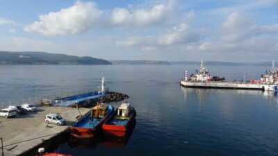 Çanakkale Boğazı, sisin etkisini kaybetmesiyle tek yönlü gemi trafiğine açıldı.