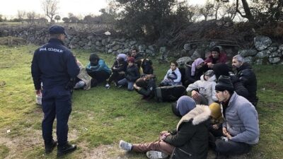 Çanakkale'nin Ayvacık ilçesinde Sahil Güvenlik ve Jandarma ekipleri, Bademli mevkiinde