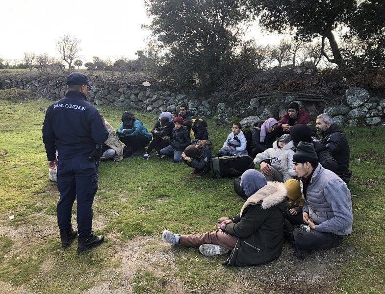 Çanakkale’de 12’si çocuk olan 22 kaçak göçmen yakalandı. Çanakkale'nin Ayvacık ilçesinde Sahil
