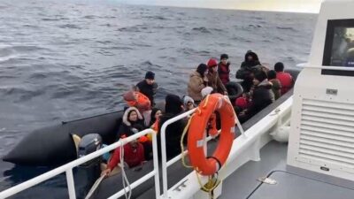 Çanakkale'nin Ayvacık ilçesi açıklarında 36 kaçak göçmen Sahil Güvenlik ekiplerince