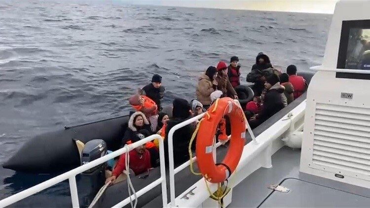 Çanakkale'nin Ayvacık ilçesi açıklarında 36 kaçak göçmen Sahil Güvenlik ekiplerince