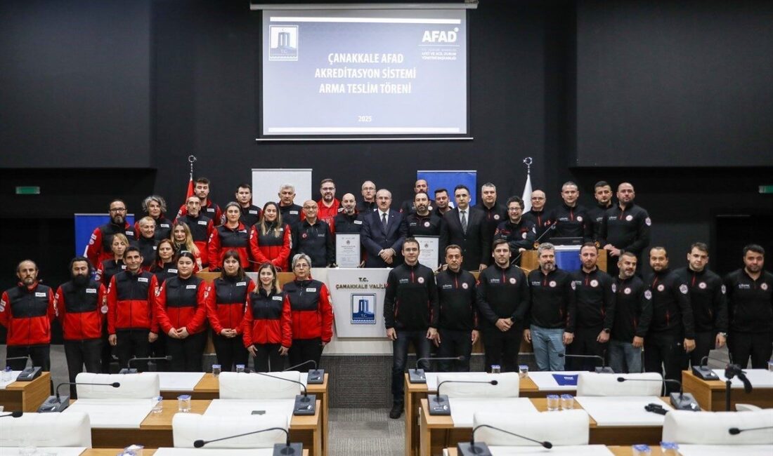 Çanakkale'de AFAD tarafından akredite edilen ekiplere tören düzenlendi. Vali Toraman,