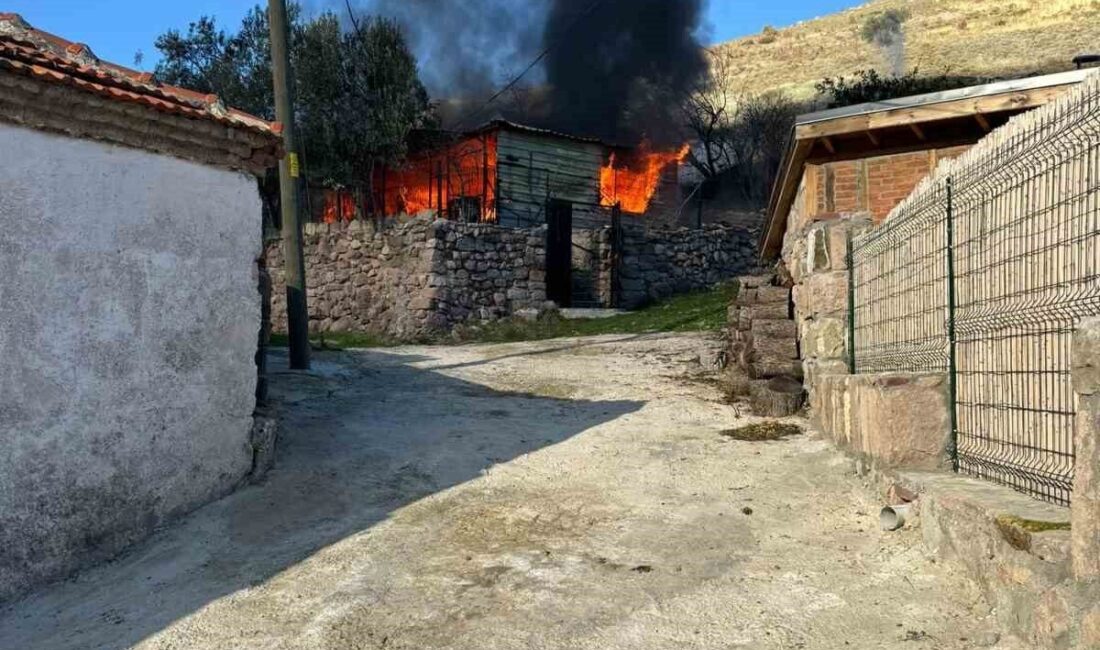 Çanakkale'nin Ayvacık ilçesinde bir evde çıkan yangın sonucu ev kullanılamaz