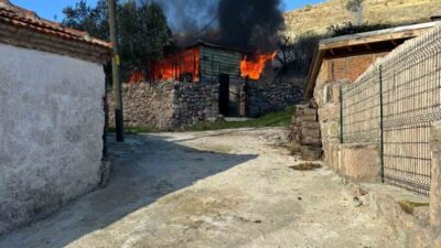 Çanakkale'nin Ayvacık ilçesinde bir evde çıkan yangın sonucu ev kullanılamaz