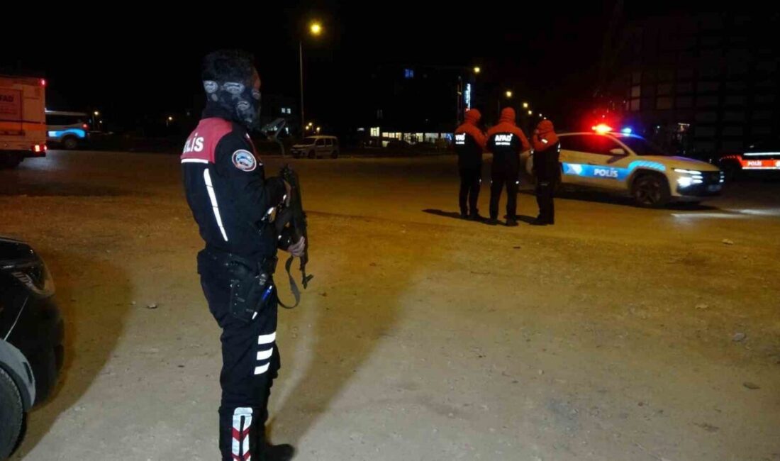 Adıyaman'da bir AVM'nin açık otoparkında canlı bomba olduğuna dair alınan