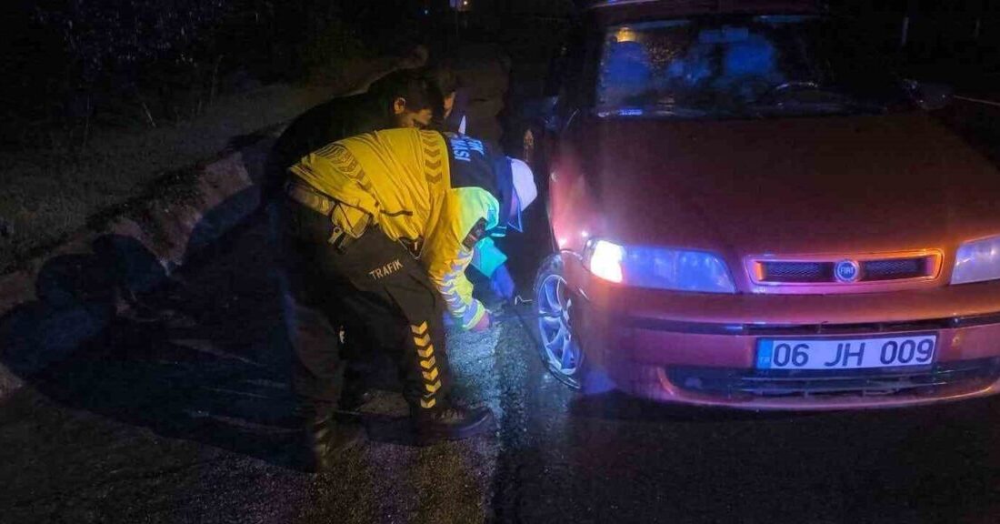 Düzce'den Akçakoca'ya giden sürücü, lastiğinin patlaması sonucu yolda kaldı. Jandarma
