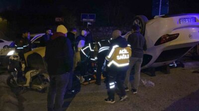 Kocaeli İzmit'te meydana gelen trafik kazasında 2 araç çarpıştı, 4