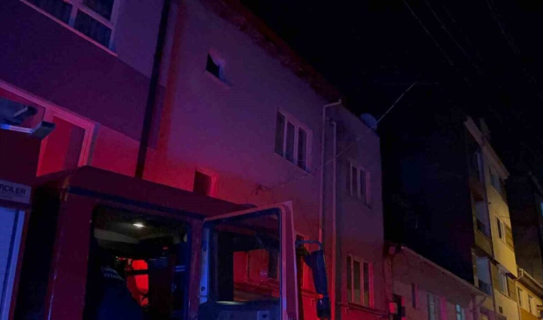Eskişehir'de alkollü olduğu iddia edilen H.K., çatıdaki kiremitleri sokağa atıp
