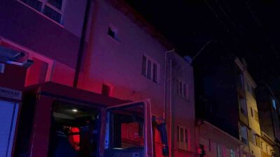 Eskişehir'de alkollü olduğu iddia edilen H.K., çatıdaki kiremitleri sokağa atıp
