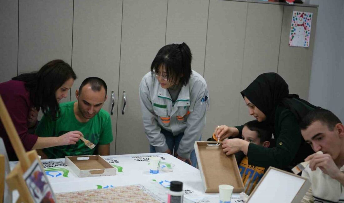 Çayırova Belediyesi'nin düzenlediği 'Engelsiz Sanat' etkinliği, özel bireyler için sosyalleşme