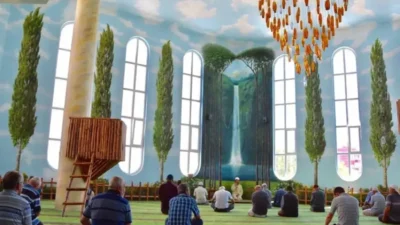 Kırşehir’de Bakara Suresi’nden esinlenilerek iç dizaynı yapılan cami, vatandaşların ilgi