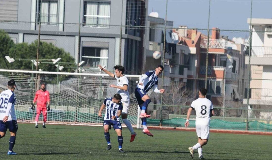 İzmirspor, sahasında Çeşme Belediyespor'u 3-1 mağlup ederek liderliğini pekiştirdi. Maçın