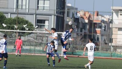 İzmirspor, sahasında Çeşme Belediyespor'u 3-1 mağlup ederek liderliğini pekiştirdi. Maçın