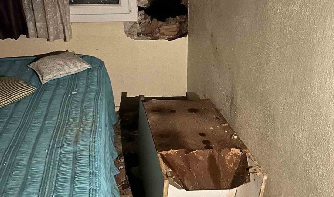 Çeşme'de yaşanan sağanak yağış sırasında düşen yıldırım, Şehit Mehmet Mahallesi'ndeki