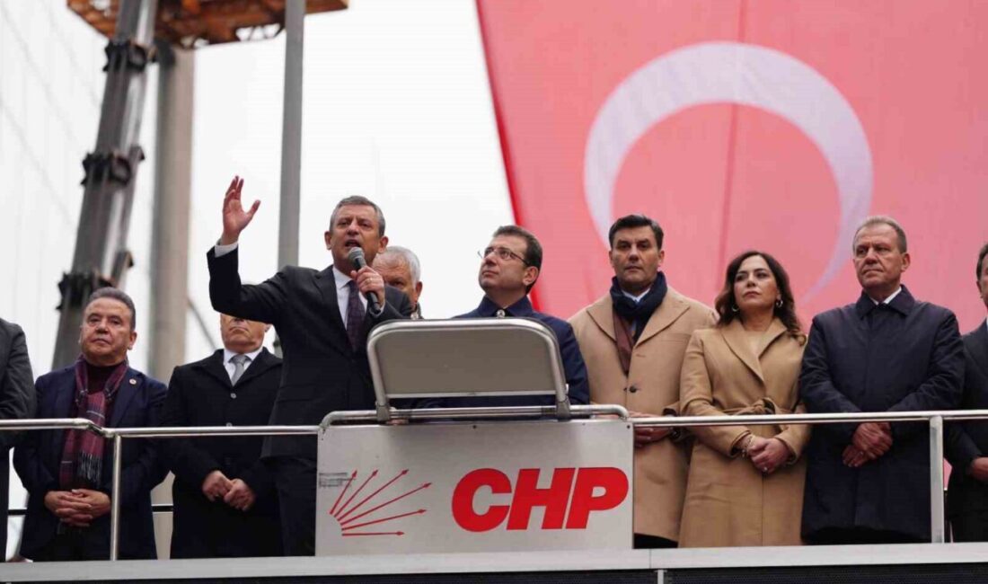 CHP Genel Başkanı Özgür Özel, Beşiktaş Belediye Başkanı Rıza Akpolat'a
