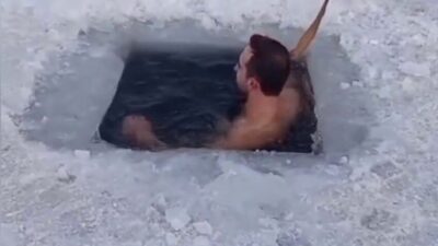 Kars ve Ardahan’ın ortak değeri Çıldır Gölü, buzlu suya giriş