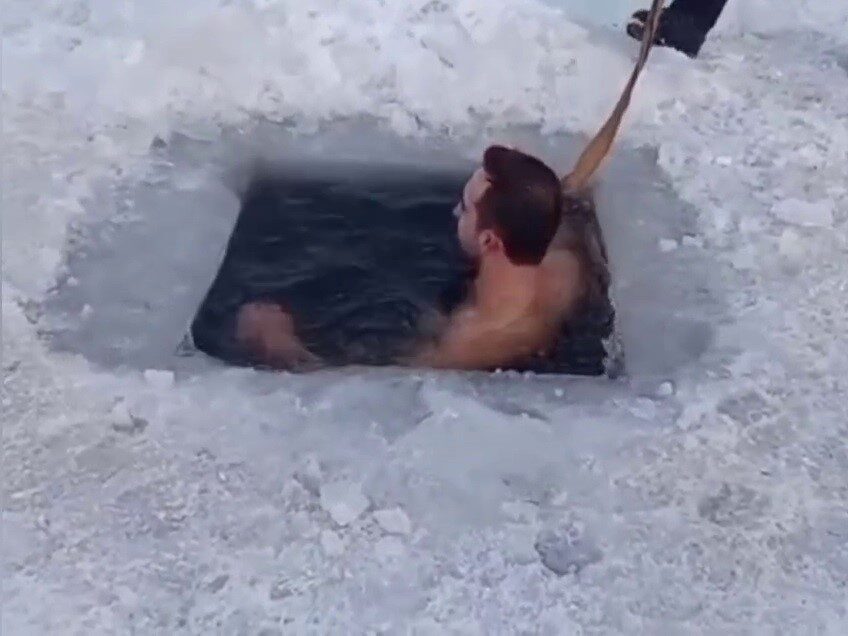 Kars ve Ardahan’ın ortak değeri Çıldır Gölü, buzlu suya giriş