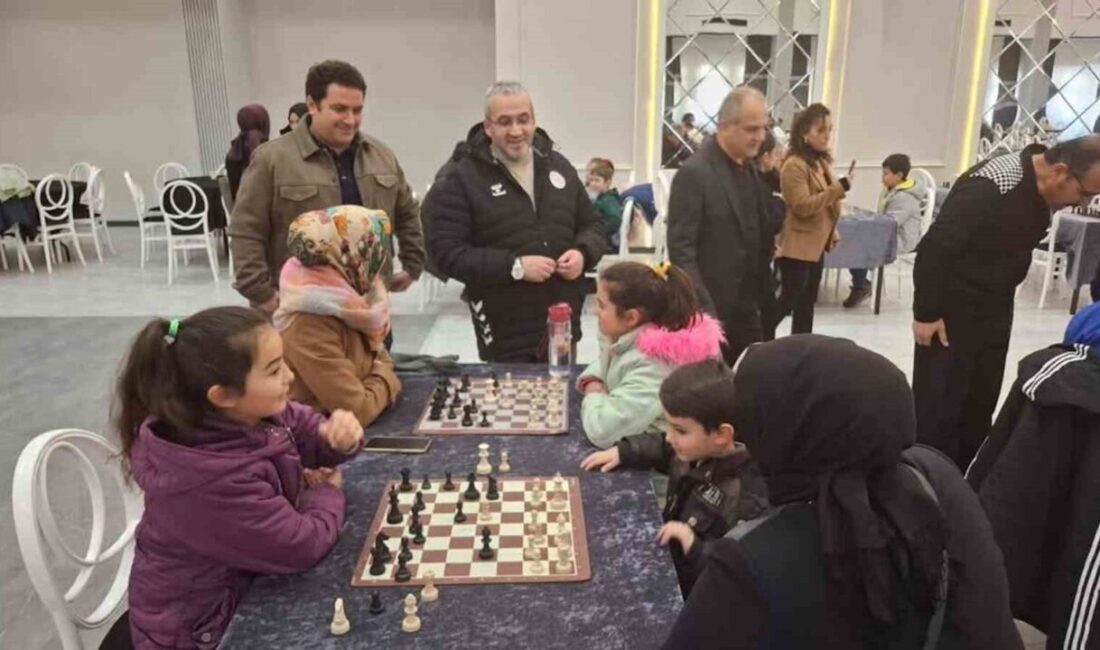 Çorum'da düzenlenen satranç etkinliğinde öğrenciler ve aileler bir araya gelerek