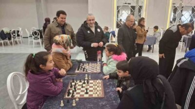 Çorum'da düzenlenen satranç etkinliğinde öğrenciler ve aileler bir araya gelerek