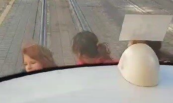 Eskişehir'de tramvayın arkasına tutunarak tehlikeli bir şekilde yolculuk yapan küçük